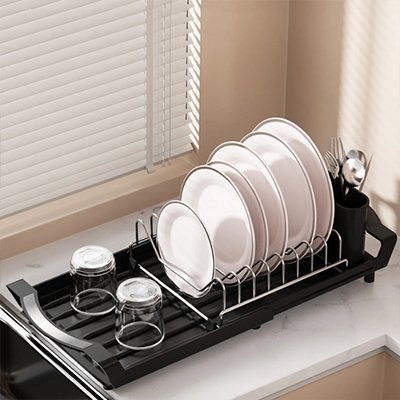 egouttoir  vaisselles noir assiette verre ustensiles plan travail