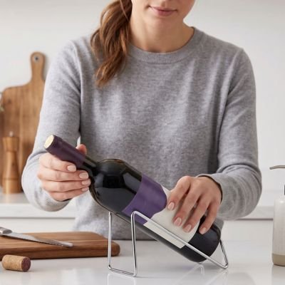 porte bouteille vin argent femme main bouteille cuisine