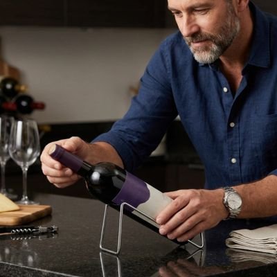 porte bouteille vin argent homme plan de travail cuisine